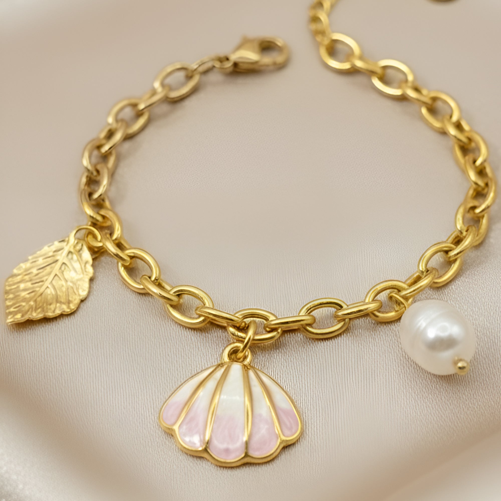 Artklim Gold Plated Elegant Shell Motif Charm Adjustable Anti-Tarnish Bracelet