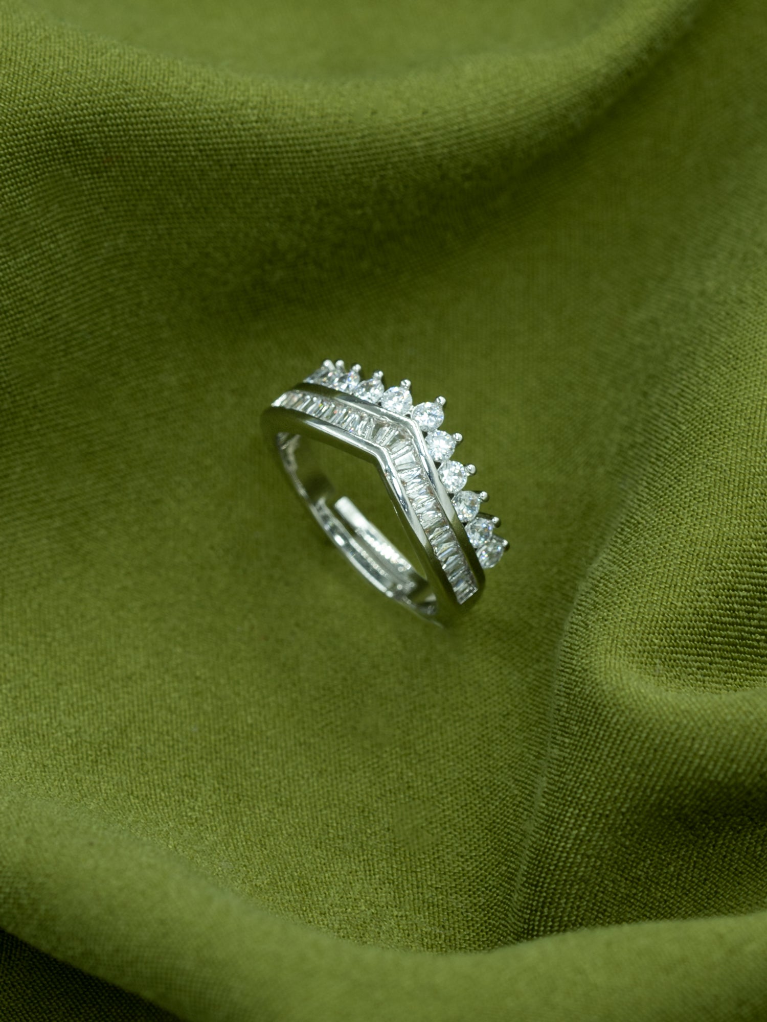 Artklim Sliver- Tone Crown Curve Anti-Tarnish Ring