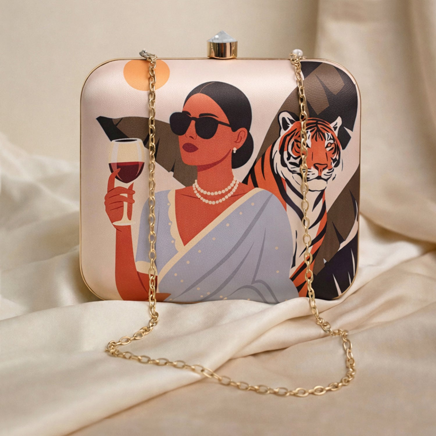 Artklim Off White Based Woman With Tiger Printed Clutch