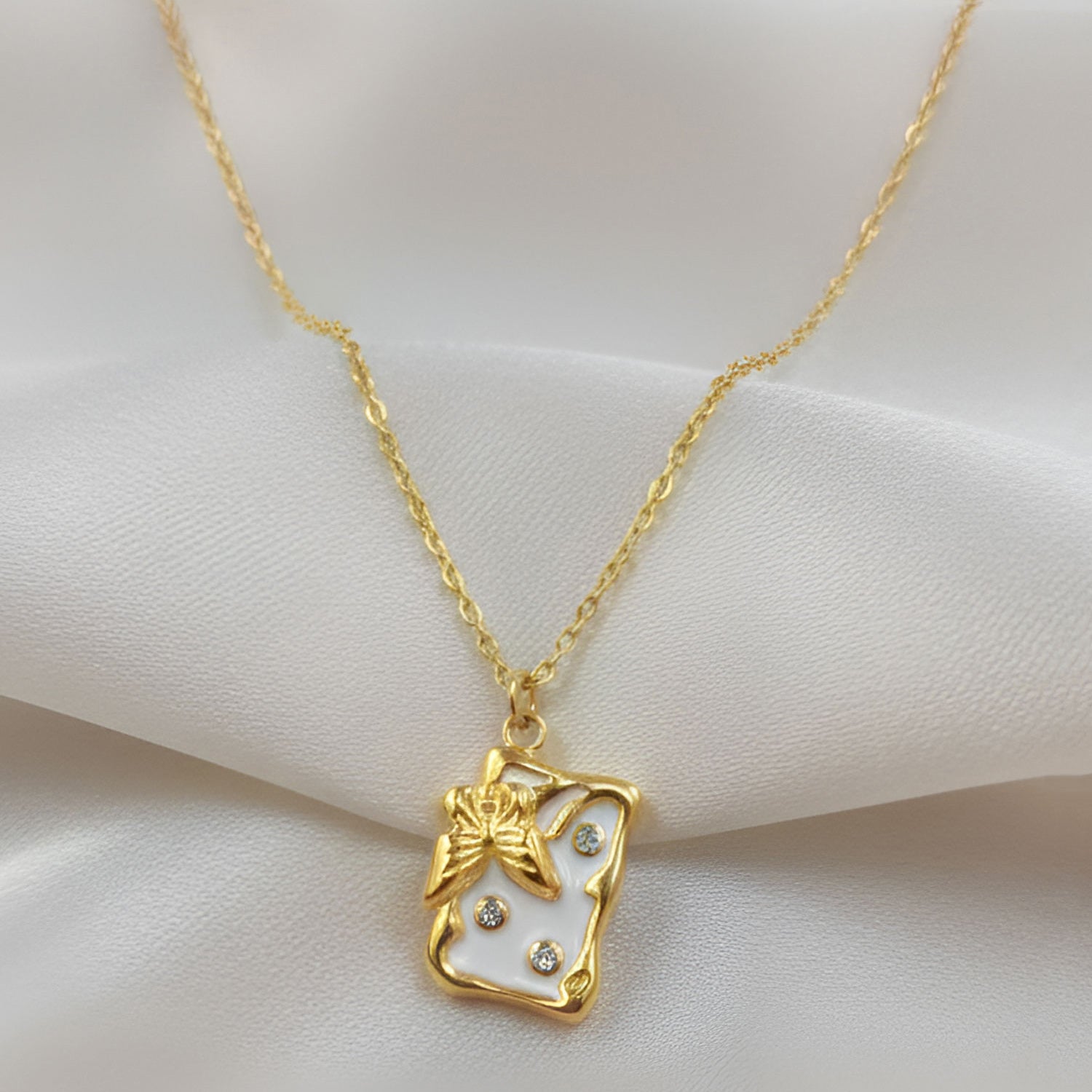 Artklim Gold-Plated Elegant Abstract Butterfly Charm Anti-Tarnish Pendant Necklace