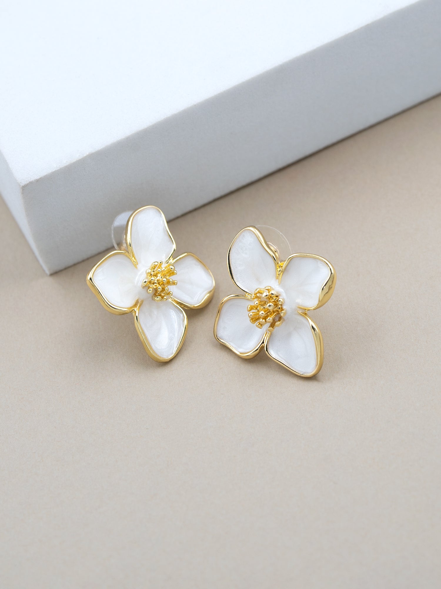 Artklim White Blossom Anti Tarnish Earrings