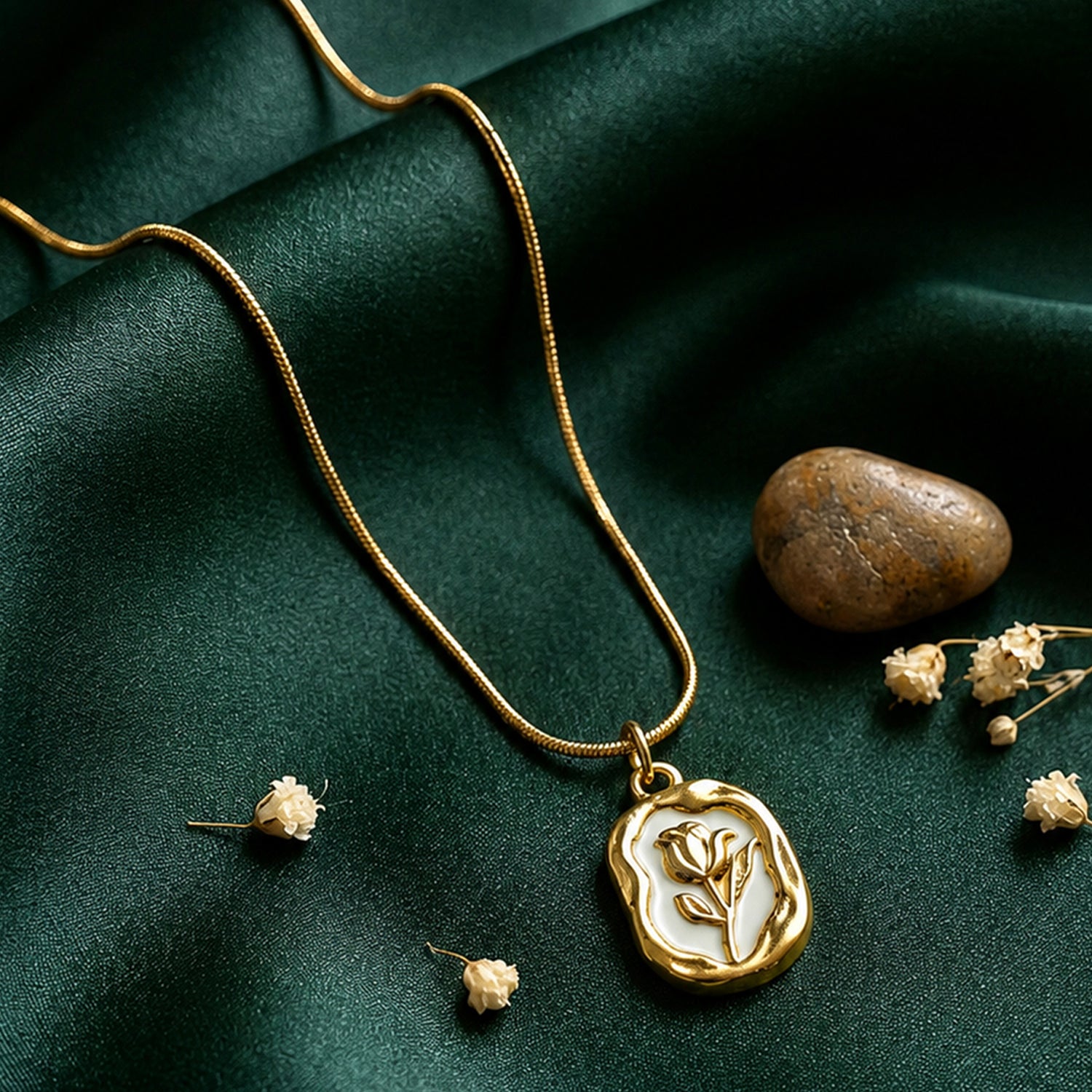 Artklim Vintage Rose Medallion Anti-Tarnish Pendant Necklace