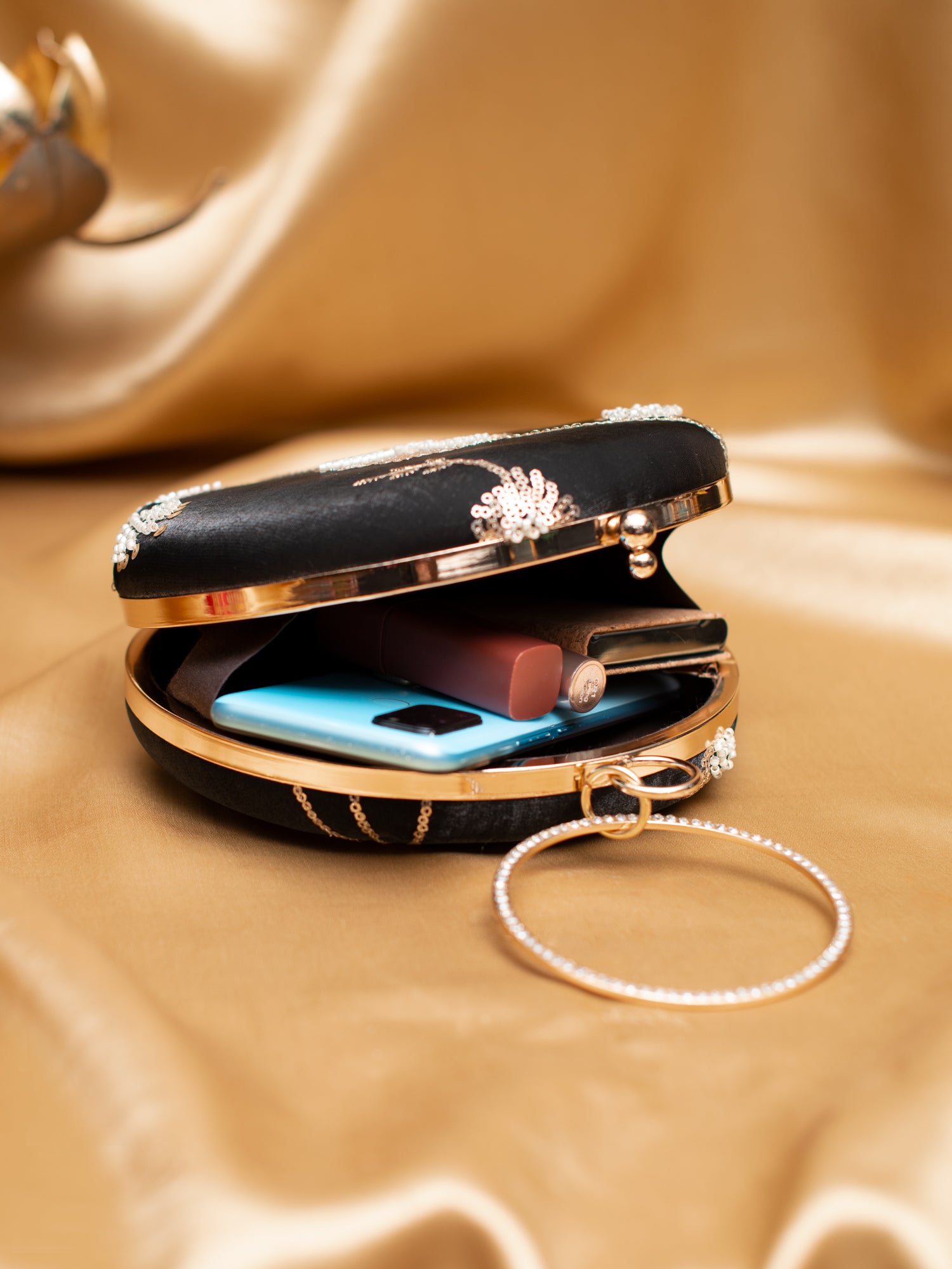 Artklim Noir Petal Round Clutch