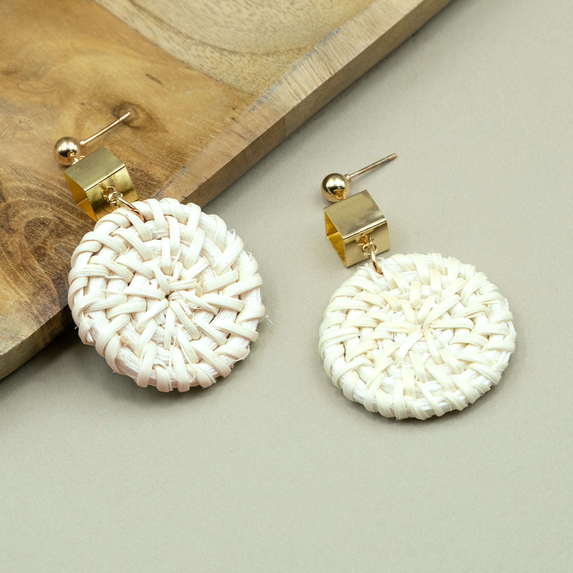Artklim White Radiance Round Earrings