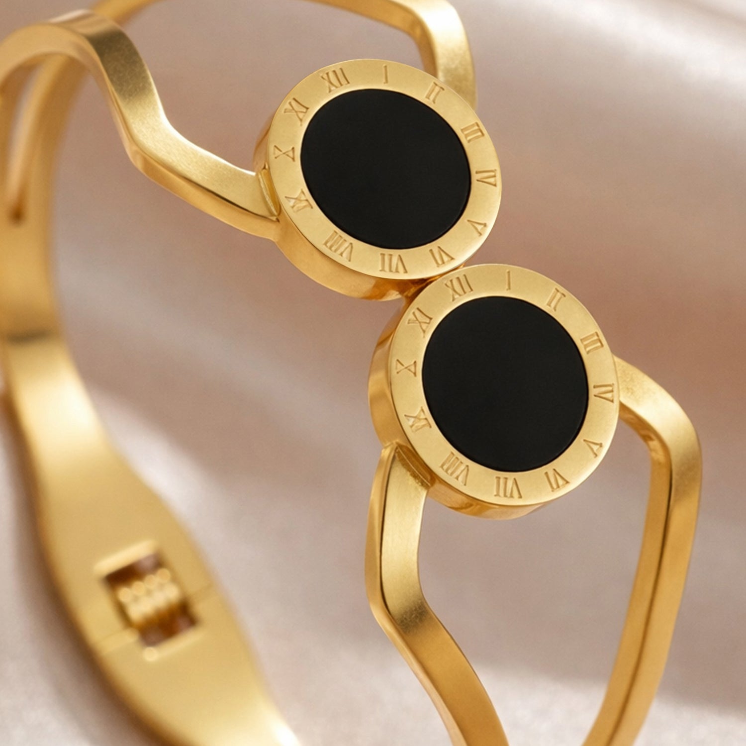 Artklim Gold Plated Elegant Black Round Anti-Tarnish Bangle Bracelet