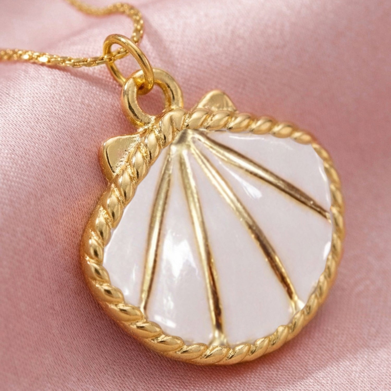Artklim Gold-Plated Elegant Shell Charm Anti-Tarnish Pendant Necklace