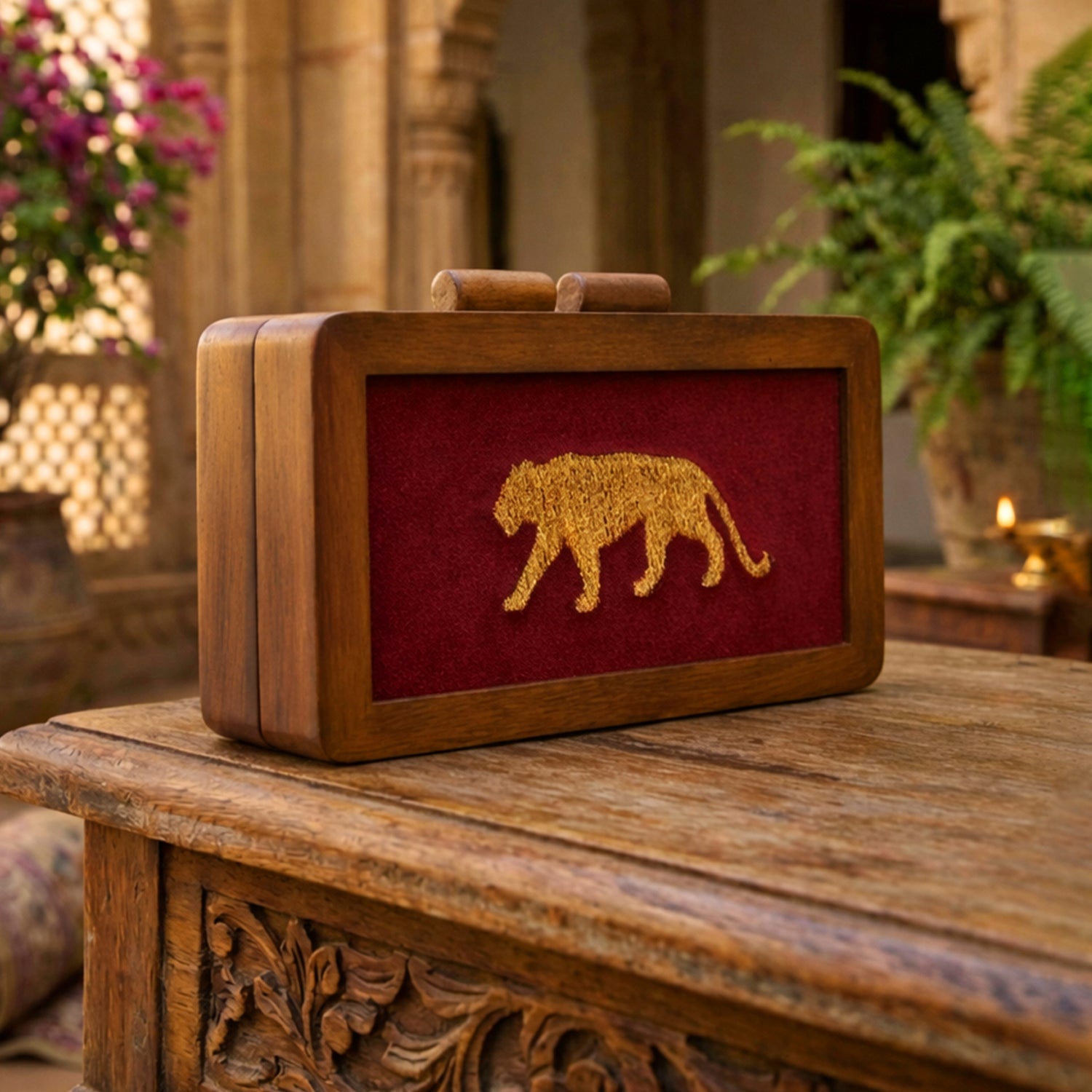 Artklim Elegance Golden Jaguar Embroidery clutch