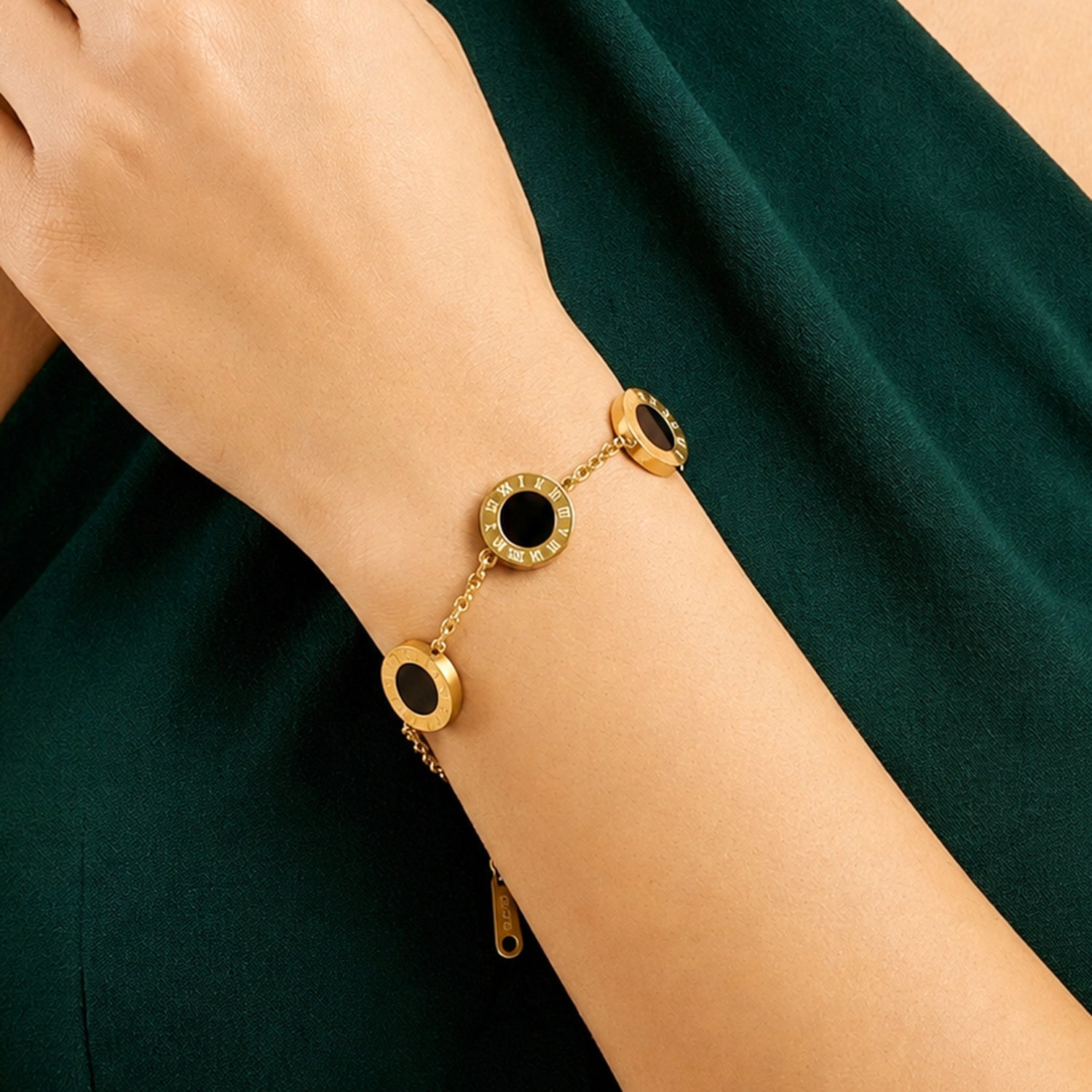 Artklim Roman Black Disc Luxury Gold Anti-Tarnish Bracelet