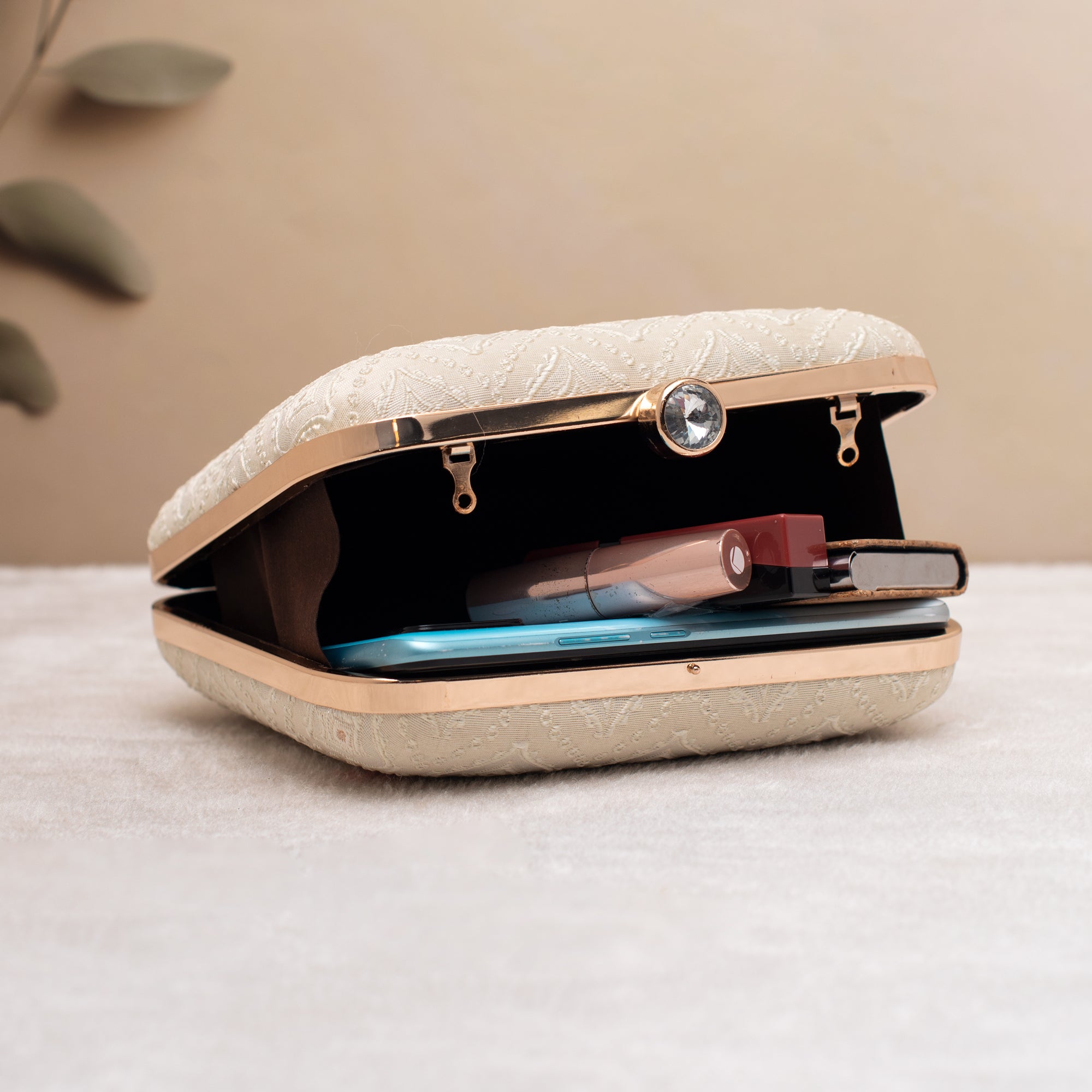 Artklim Off-White Minimal Thread Embroidery Clutch