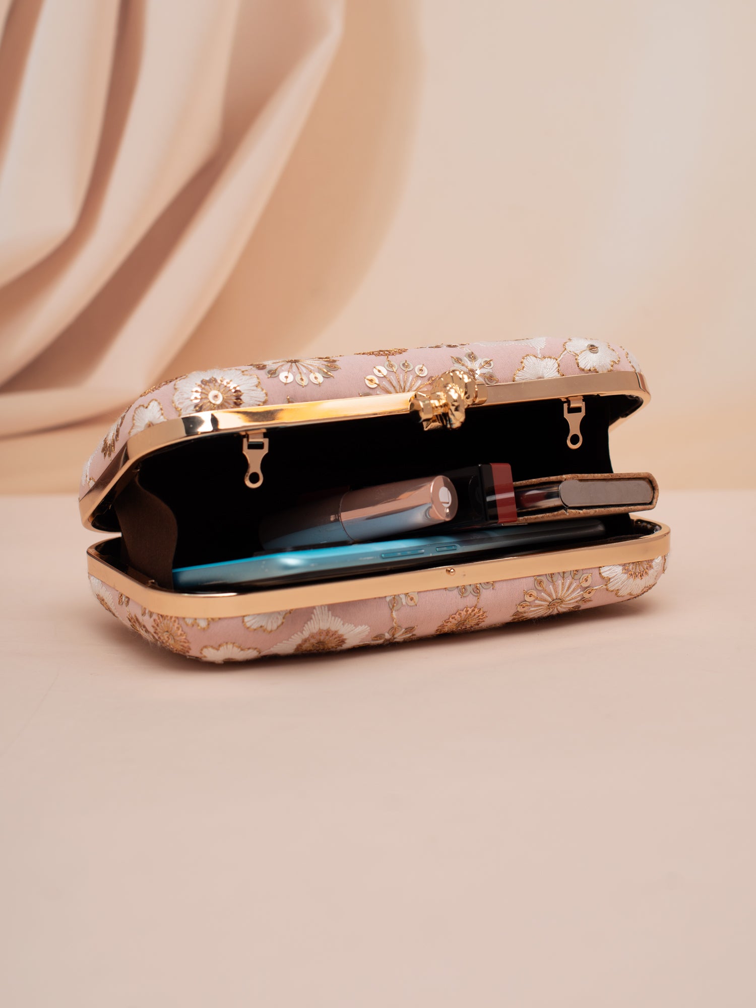 Artklim Blush Petal Clutch – Soft pink