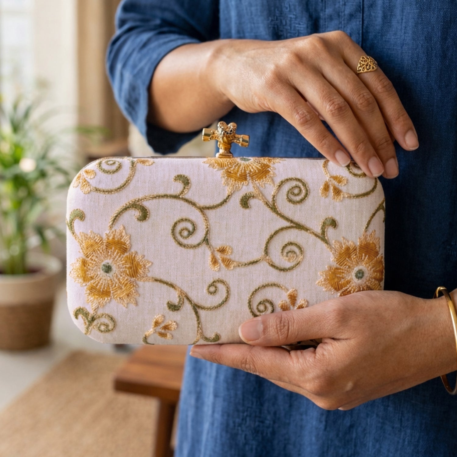 Artklim Elegant White Floral Embroidered Clutch