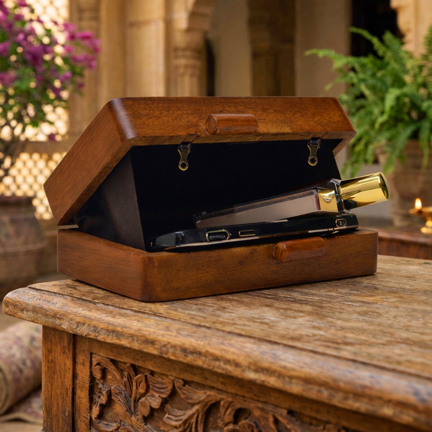 Artklim Elegance Golden Jaguar Embroidery clutch