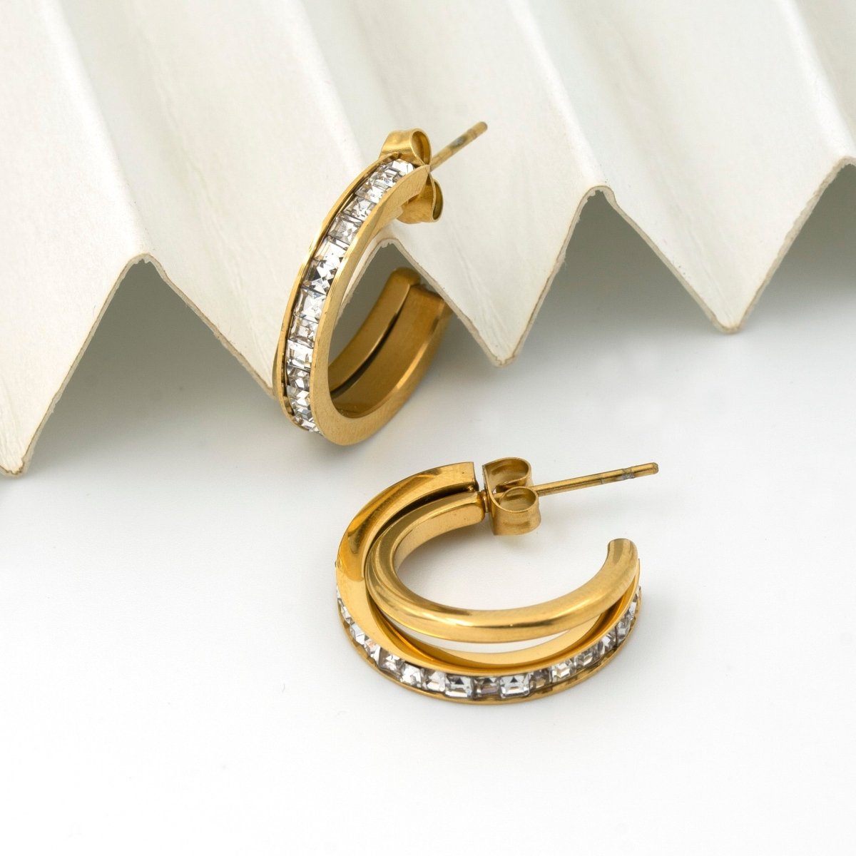 Artklim Gold Plated Round Shaped Studded Earrings