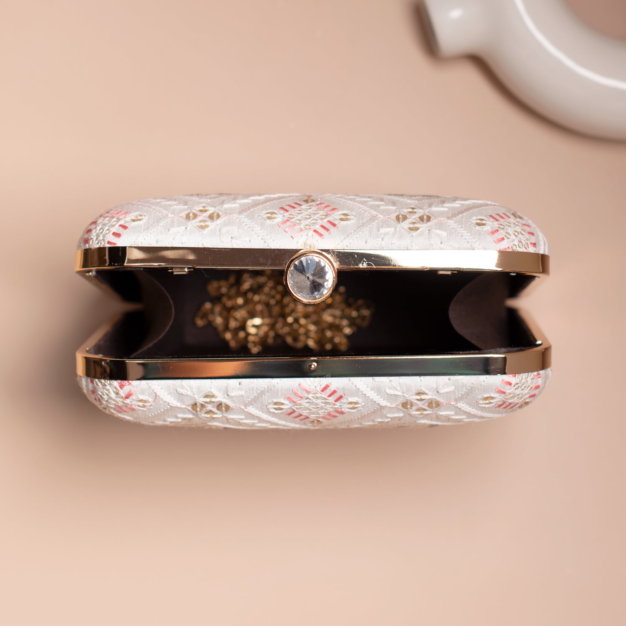 Artklim White Based Threadwork Pattern Embroidery Clutch
