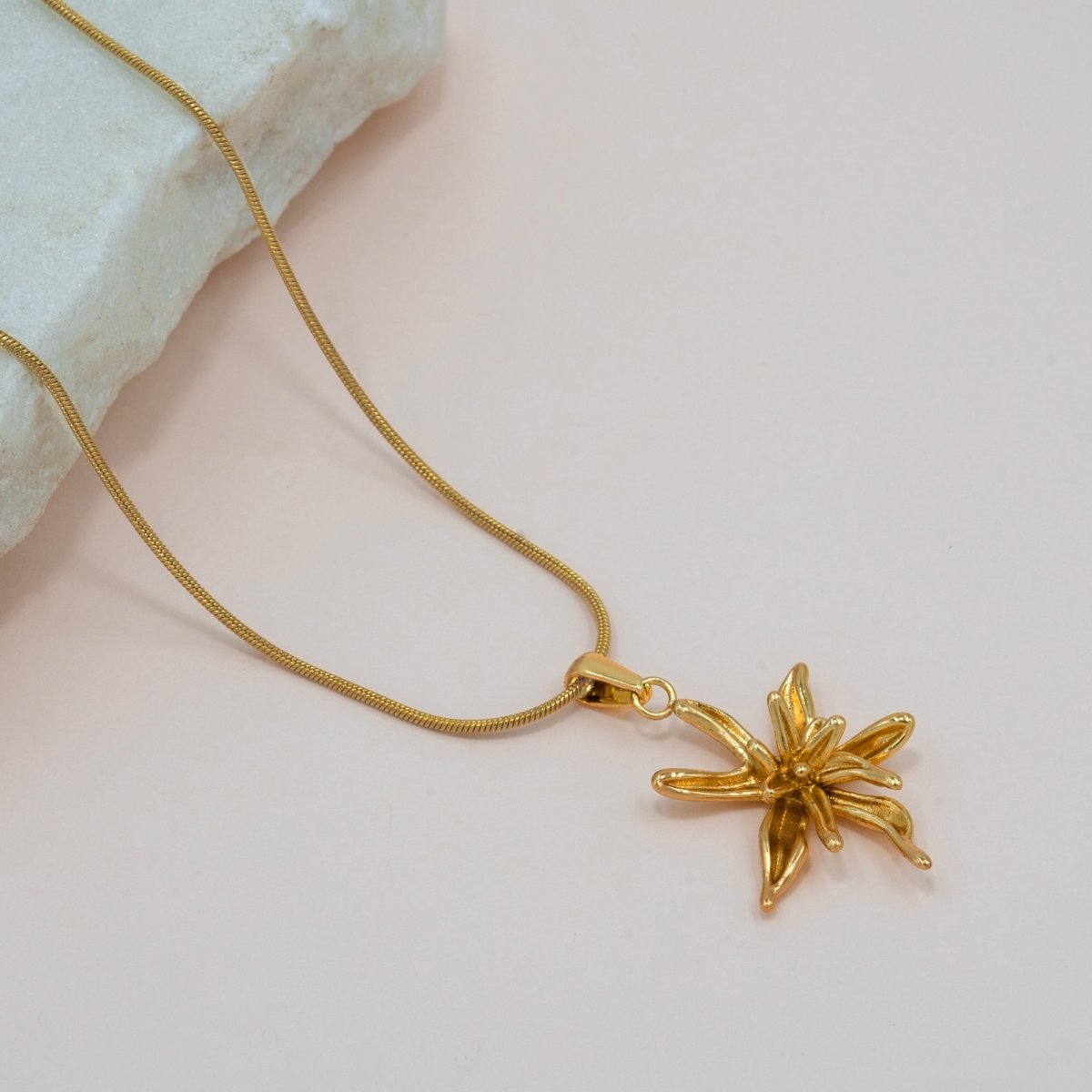 Artklim Gold Plated Elegant Floral Pendant Necklace