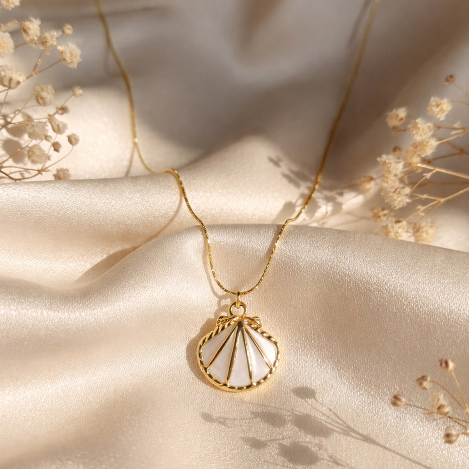 Artklim Gold-Plated Elegant Shell Charm Anti-Tarnish Pendant Necklace
