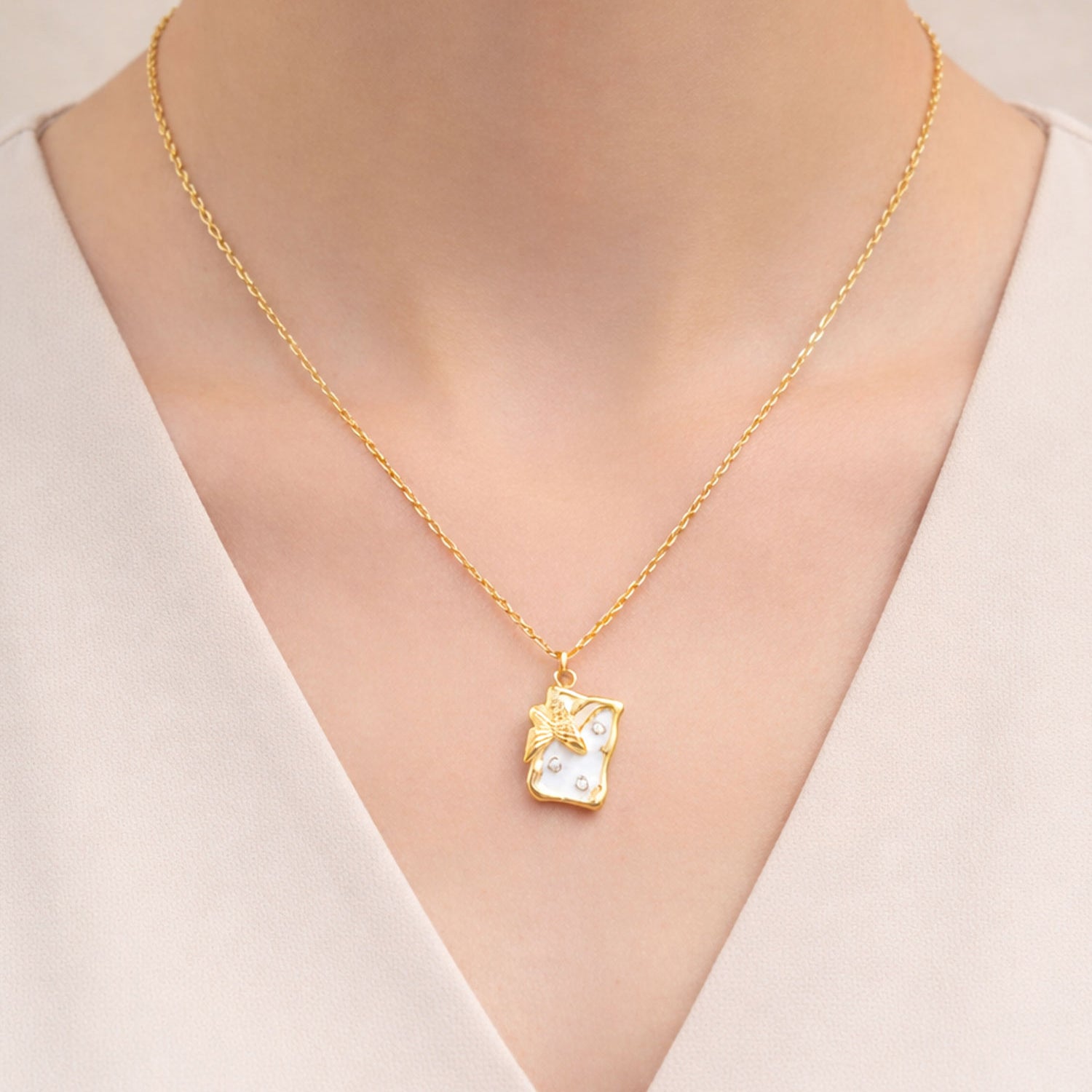 Artklim Gold-Plated Elegant Abstract Butterfly Charm Anti-Tarnish Pendant Necklace