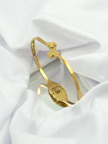 Artklim Gold Plated Golden Clover Anti Tarnish Charm Bracelet