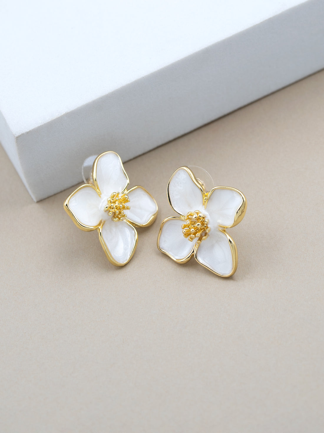 Artklim White Blossom Anti Tarnish Earrings