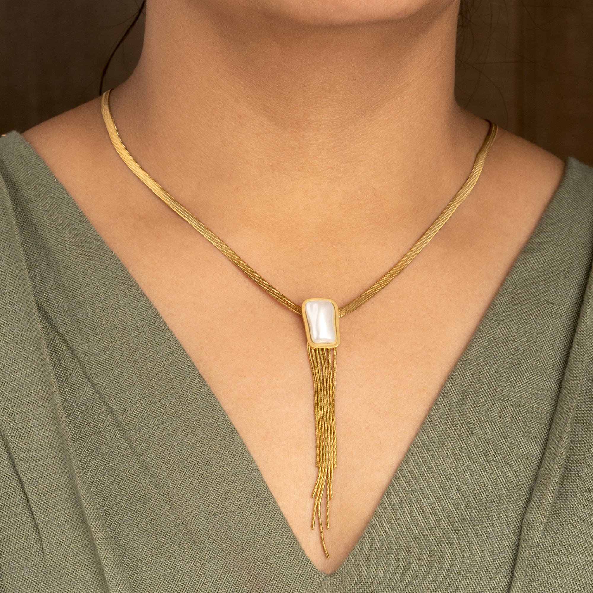 Artklim Lustrous Pearl Bar Pendant with Golden Fringe