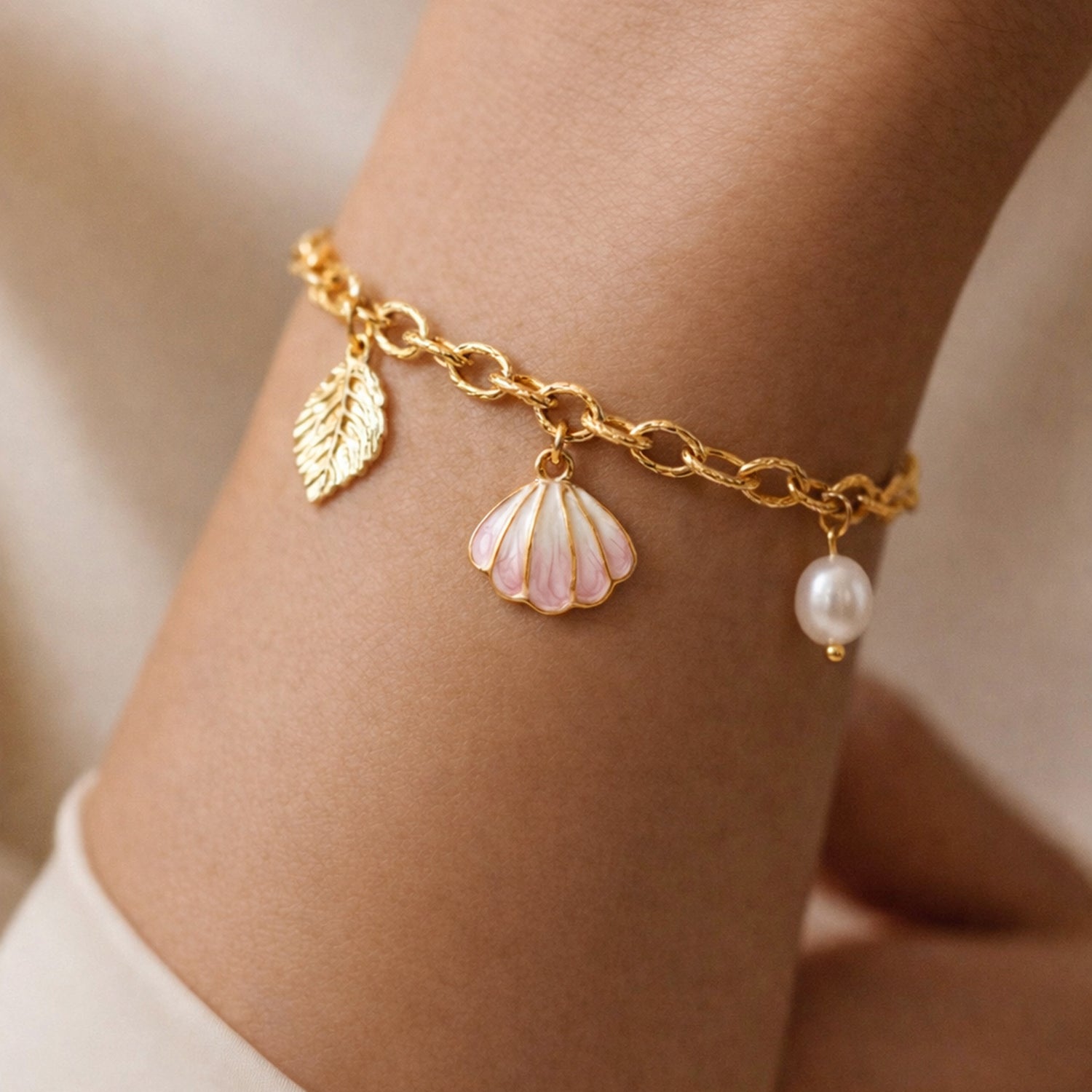 Artklim Gold Plated Elegant Shell Motif Charm Adjustable Anti-Tarnish Bracelet