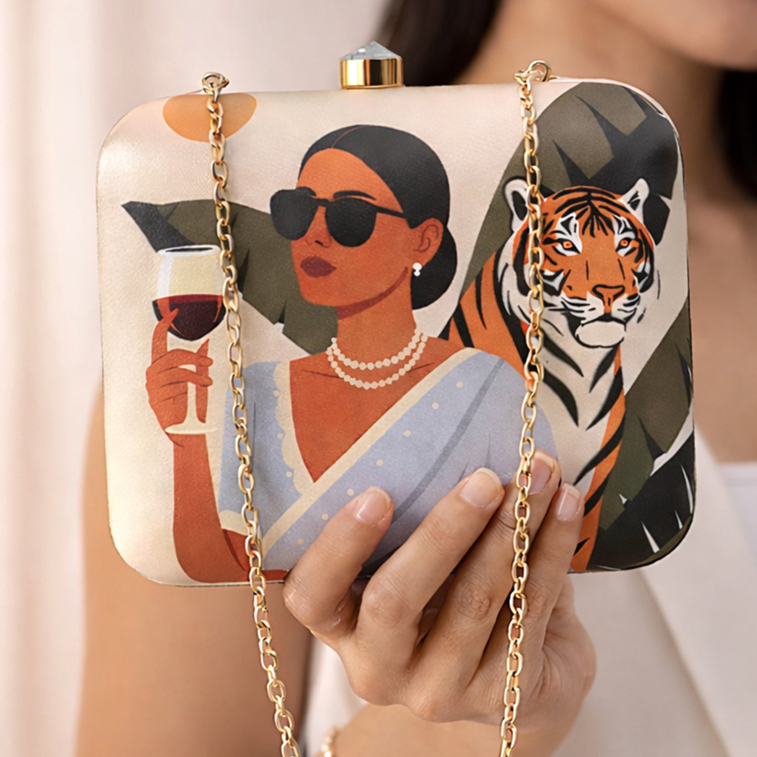 Artklim Off White Based Woman With Tiger Printed Clutch