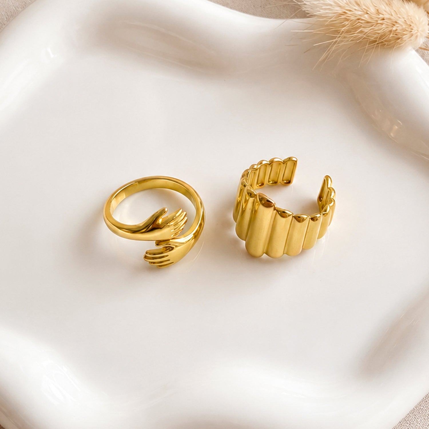 Artklim Hug Hands & Textured Band Pair Ring Set Adjustable Anti-Tarnish Ring