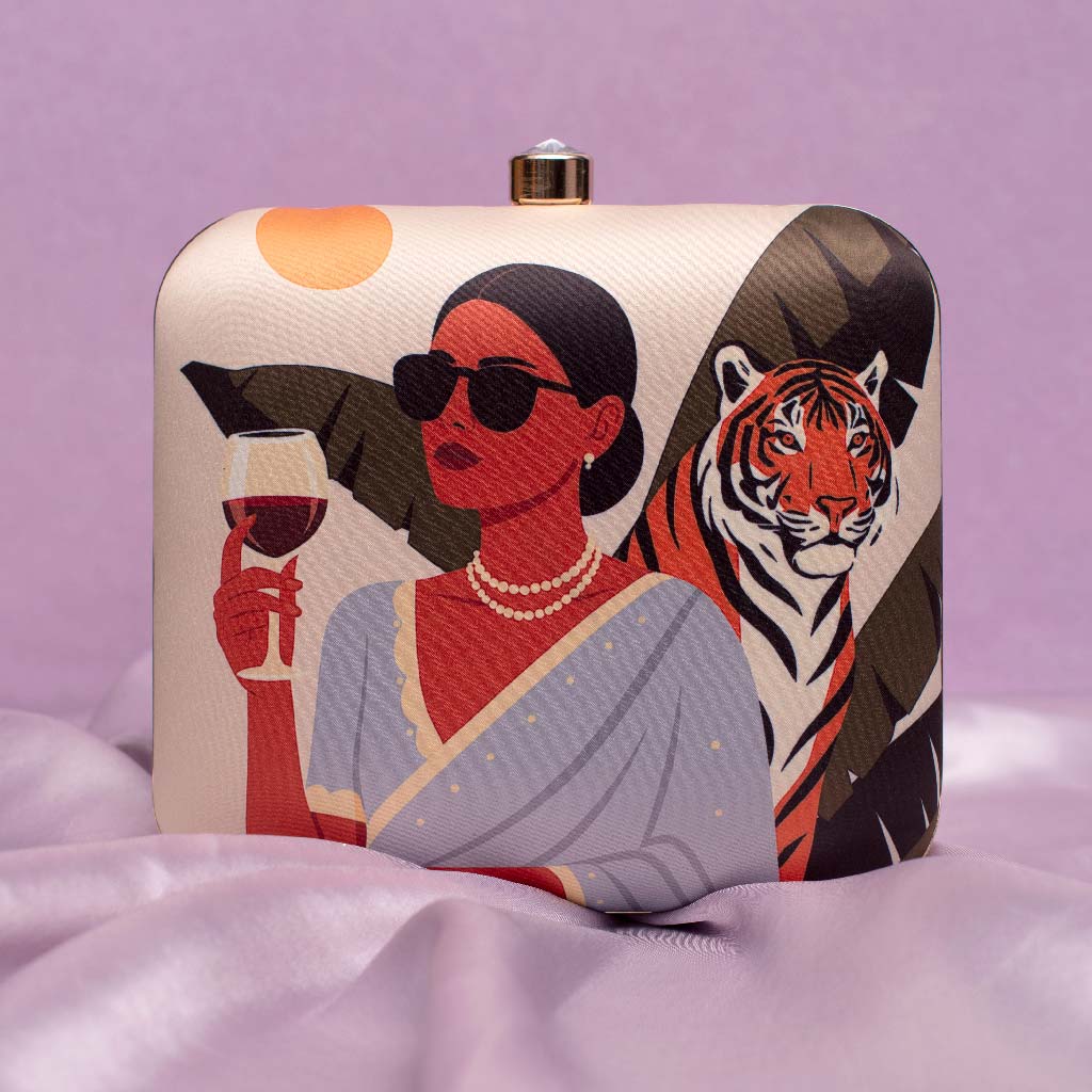 Artklim Off White Based Woman With Tiger Printed Clutch