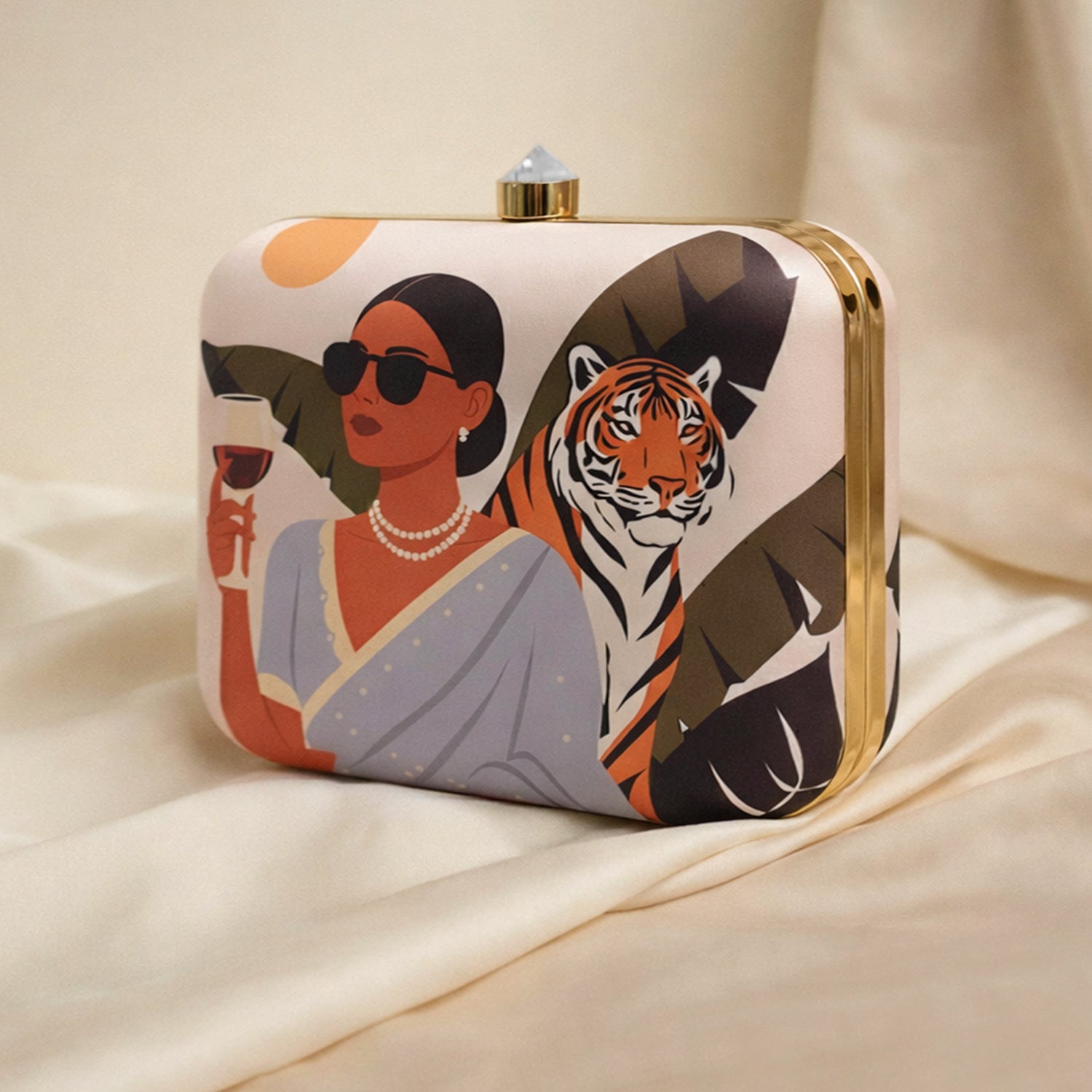 Artklim Off White Based Woman With Tiger Printed Clutch