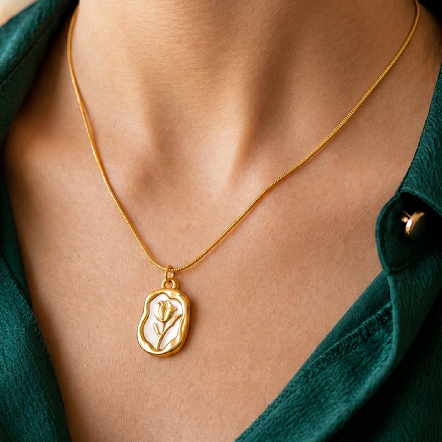 Artklim Vintage Rose Medallion Anti-Tarnish Pendant Necklace