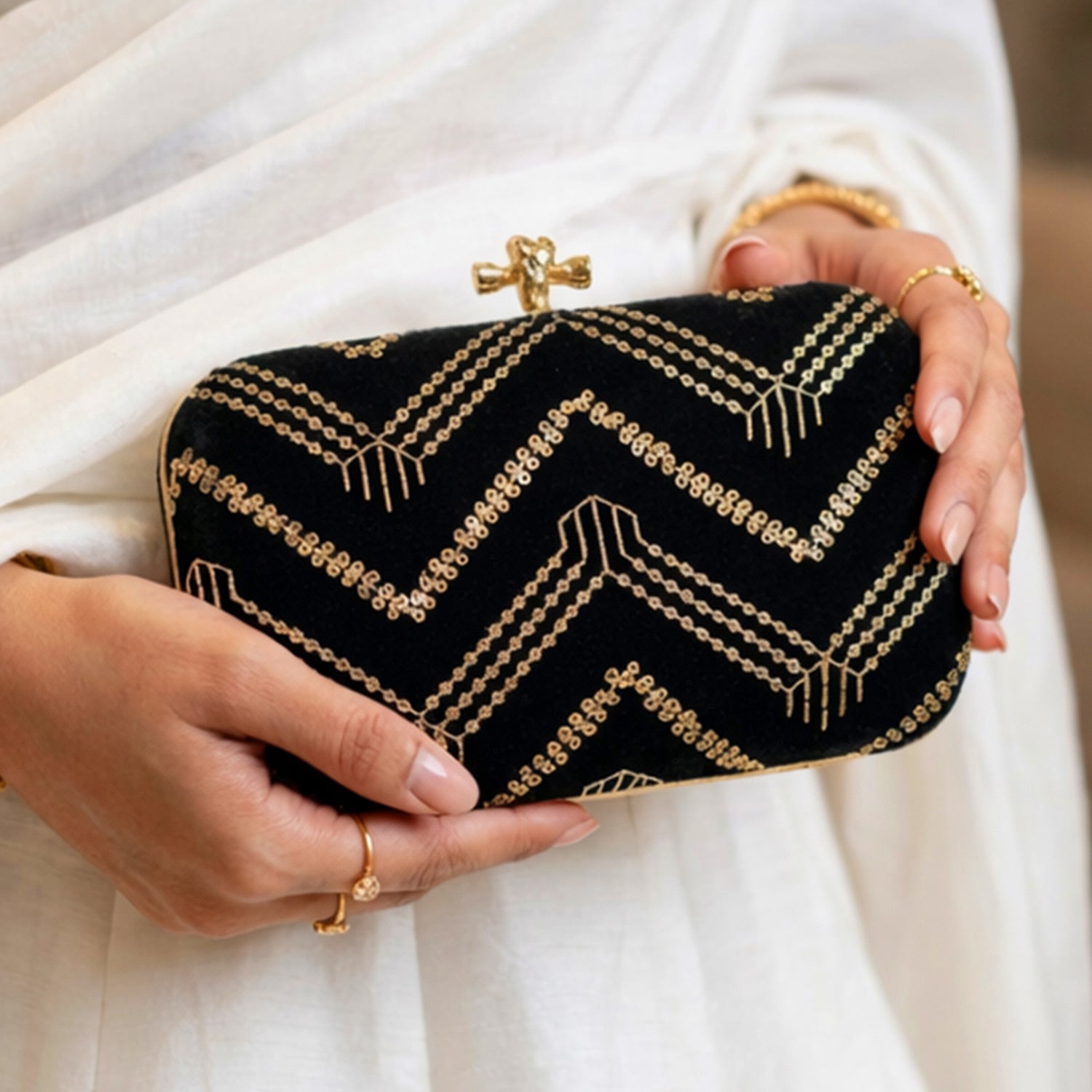 Artklim Elegant Black Velvet Embroidered Clutch