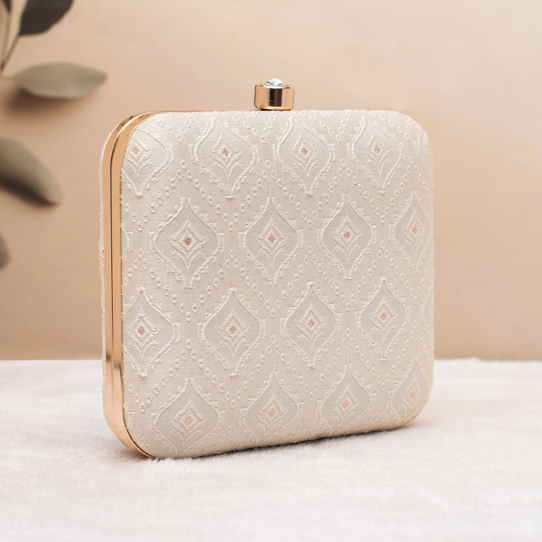 Artklim Off-White Minimal Thread Embroidery Clutch