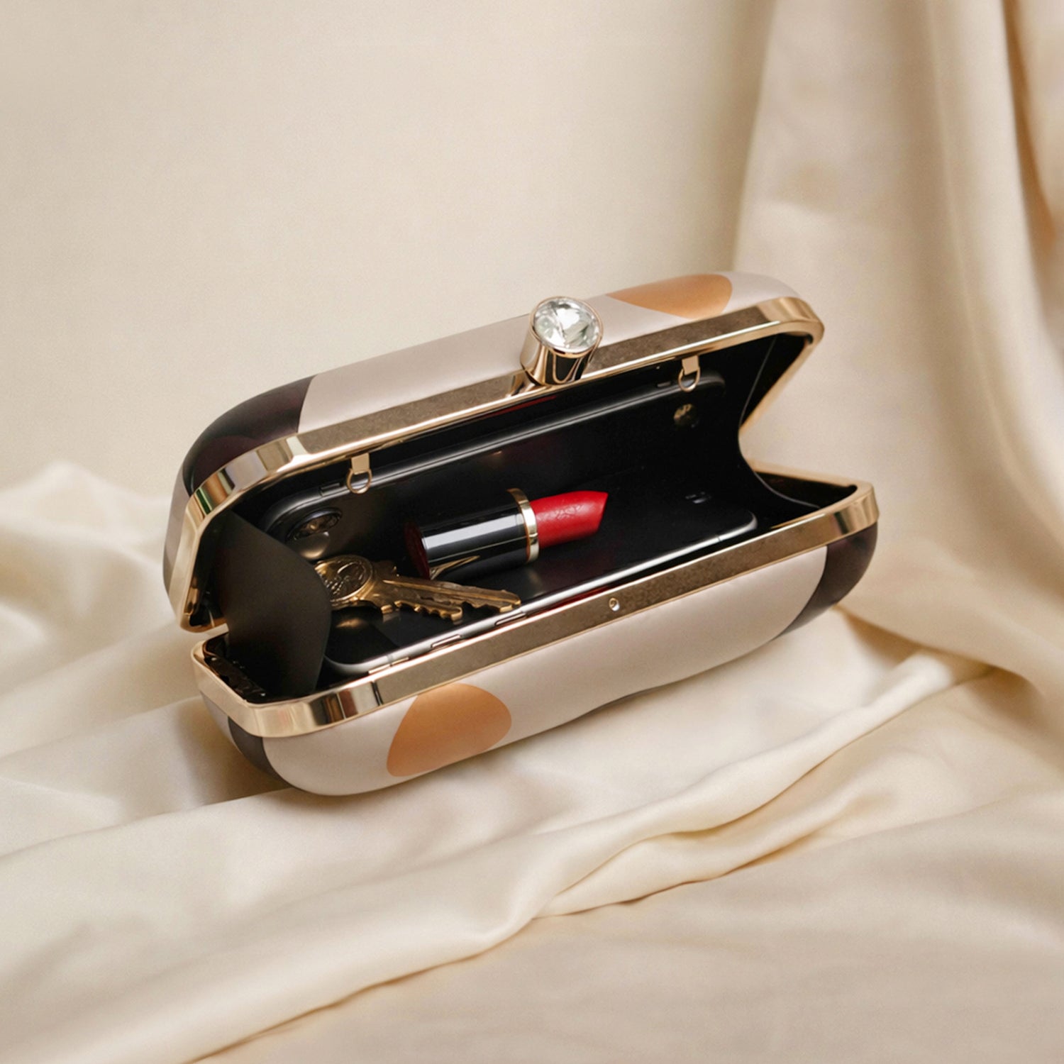 Artklim Off White Based Woman With Tiger Printed Clutch