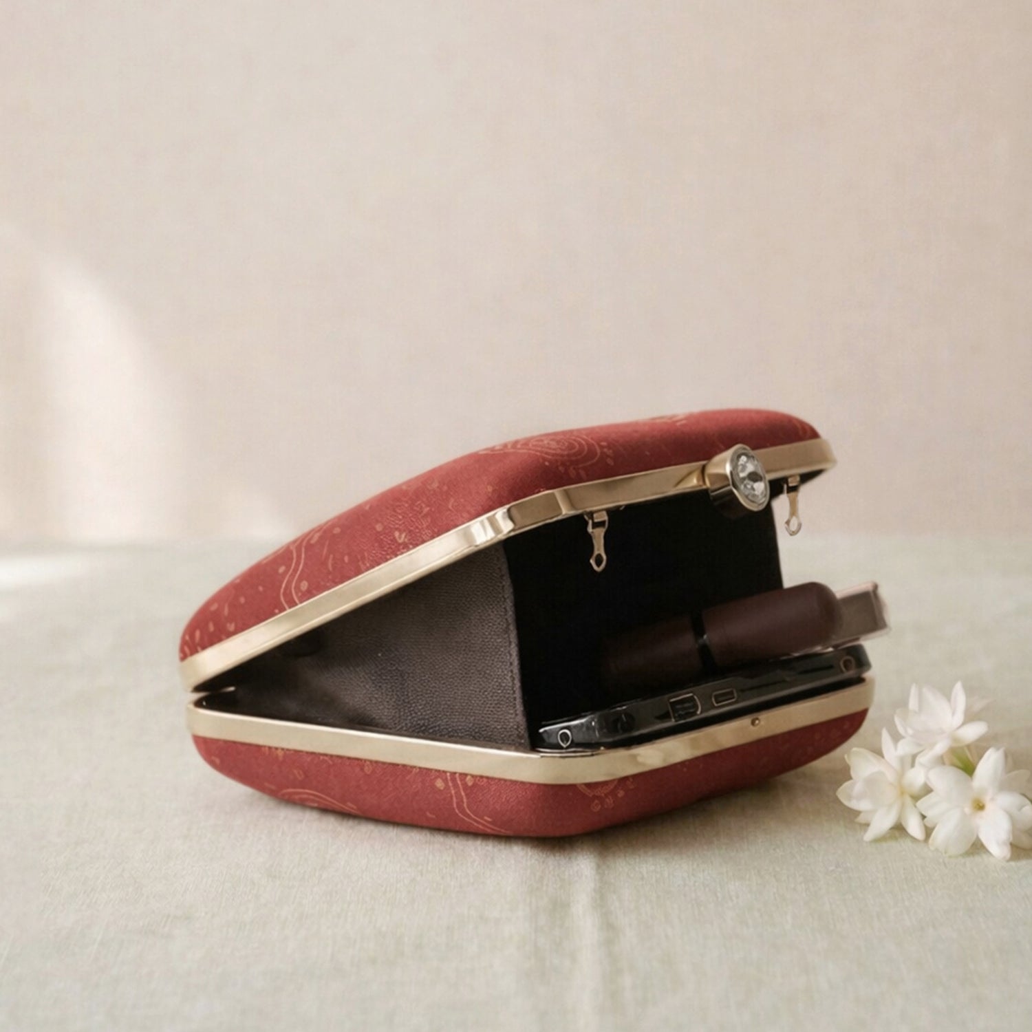 Artklim Regal Portrait Heritage Elegance Printed  Clutch