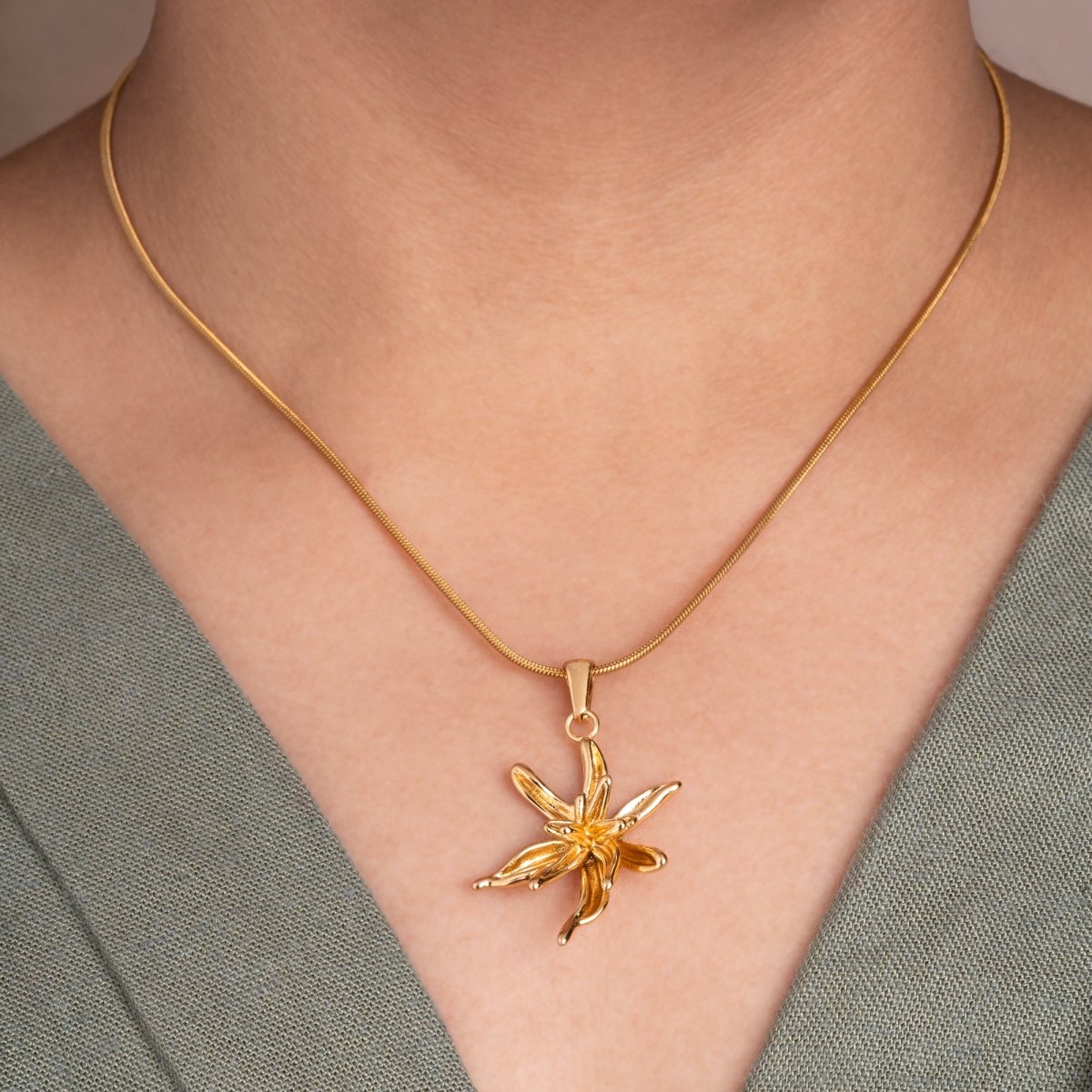 Artklim Gold Plated Elegant Floral Pendant Necklace